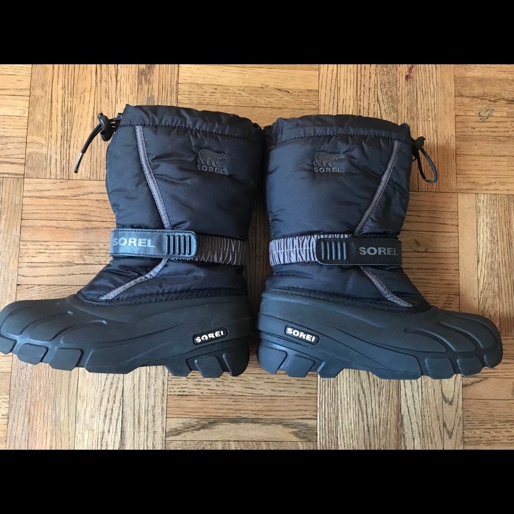 Sorel Youth Flurry black snow boots. Youth Size 3
